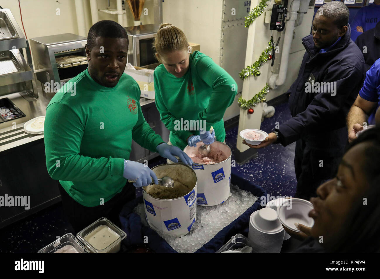 A bordo della Nimitz-class portaerei USS Abraham Lincoln (CVN 72), montare il Boss Shawn Ellison e il divertimento Boss Jenny Snyder servire il gelato per i marinai nel disordine dei ponti. (U.S. Navy Foto Stock