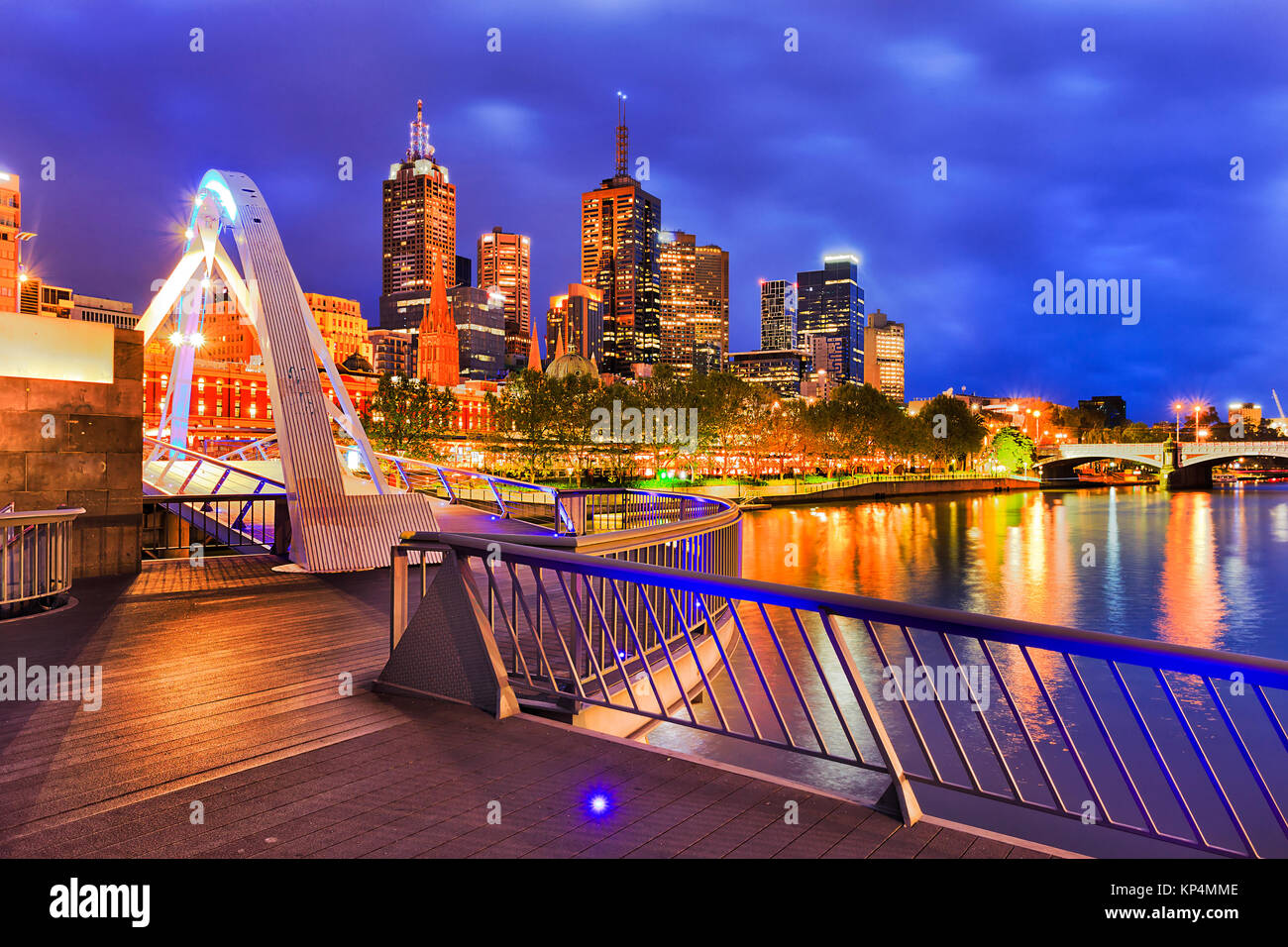 Città di Melbourne CBD waterfront riflettente nel fiume Yarra acque di Walker piedi ponte buio prima del sorgere del sole. Foto Stock