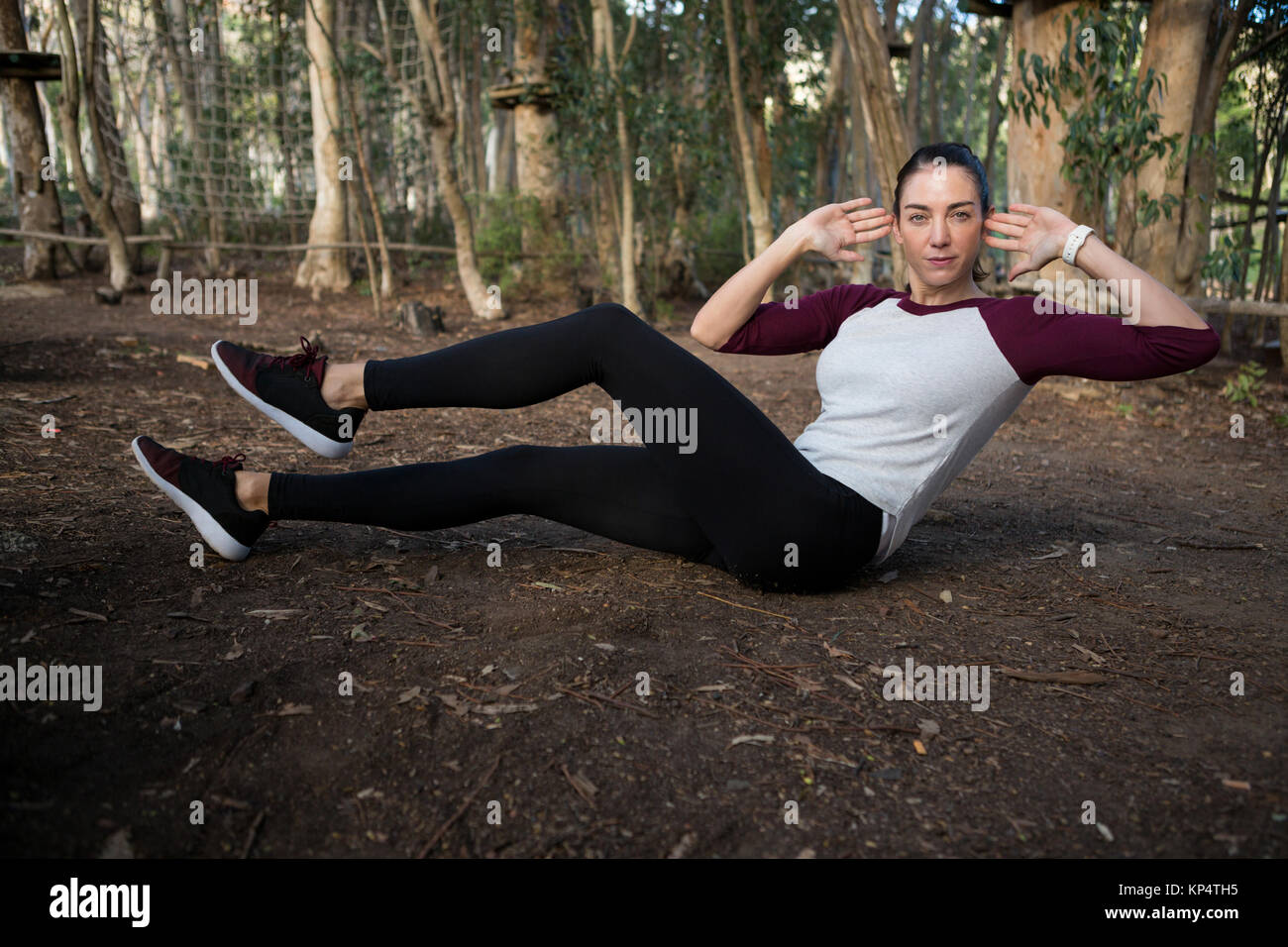 La donna che lavora fuori nella foresta in una giornata di sole Foto Stock