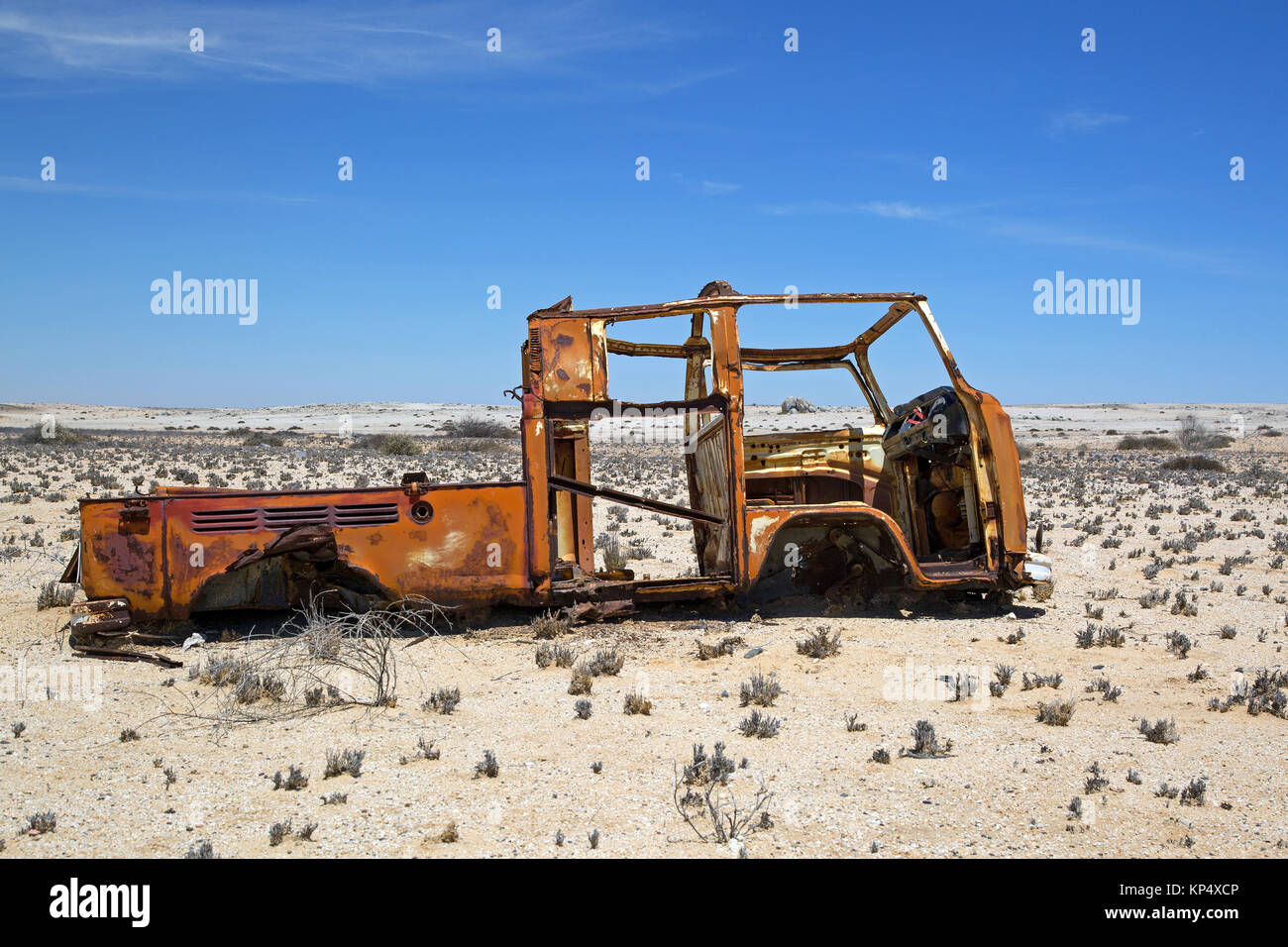 Paesaggio con auto rottamata nel damaraland Namibia Foto Stock