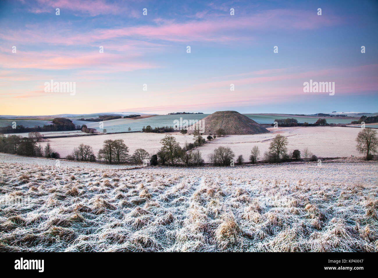 Un gelido mattina a Silbury Hill nel Wiltshire. Foto Stock