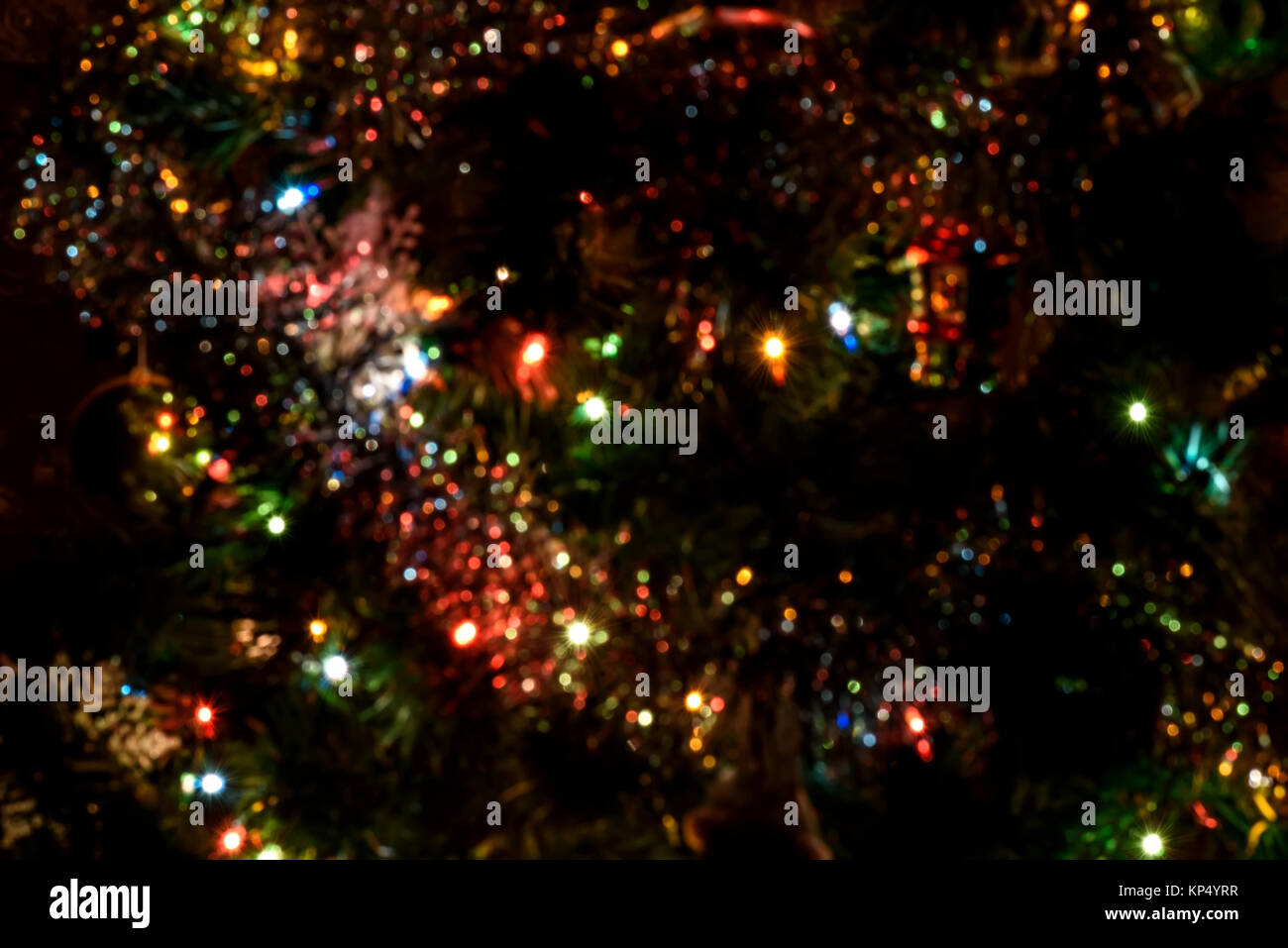 Immagini Glitterate Di Natale.Glitter Decorativo Sullo Sfondo Di Vacanza Con Luci Colorate Su Di Un Albero Di Natale Sfocato Foto Stock Alamy