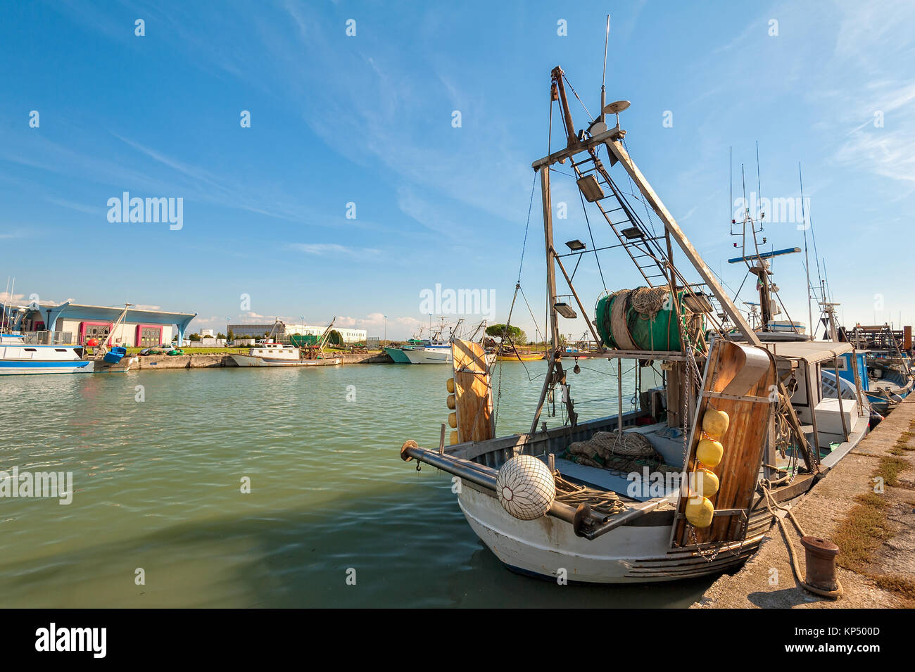 Barche da pesca ormeggiate nel porto. Foto Stock