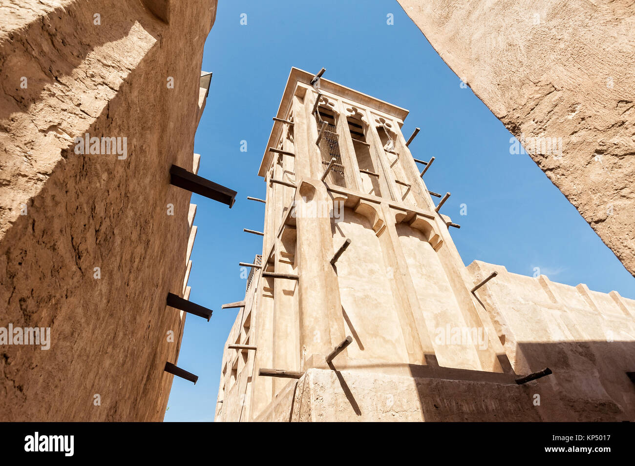 Classica torre eolica per il raffreddamento nella vecchia Dubai Emirati Arabi Uniti Foto Stock