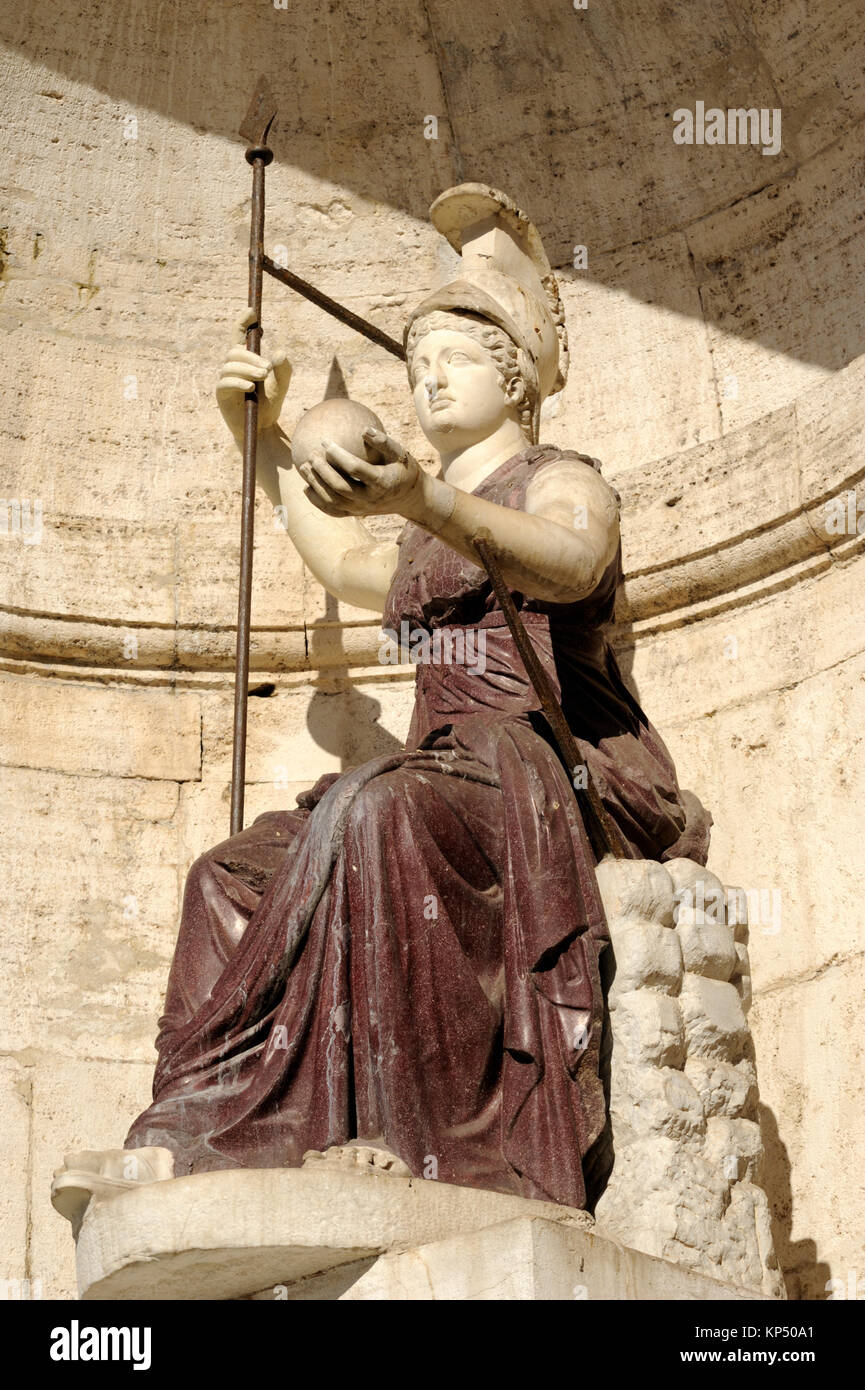 Italia, Roma, Piazza del Campidoglio, Palazzo Senatorio, statua della dea romana Roma, originariamente una statua di Minerva (i secolo d.C.) Foto Stock