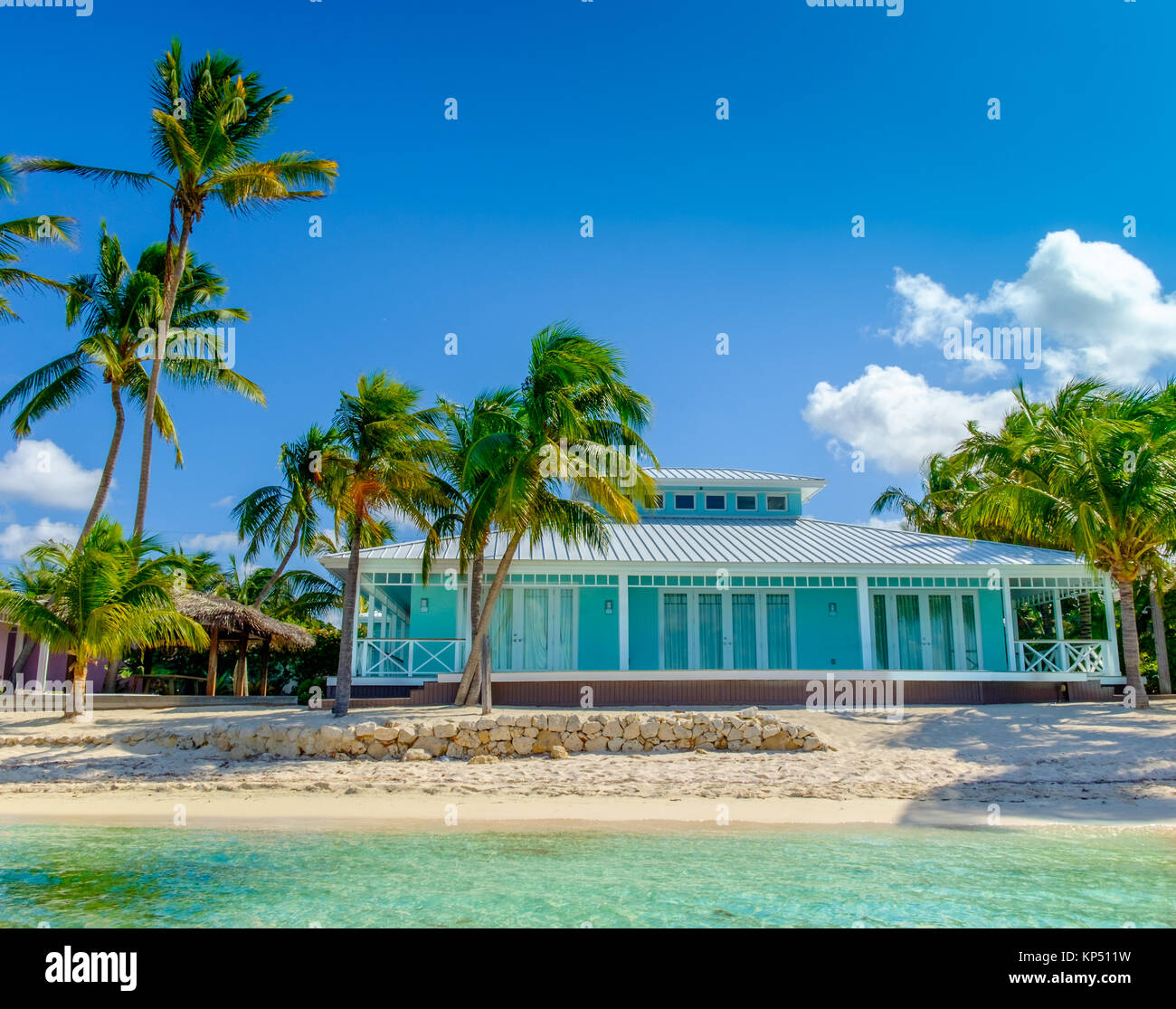 Grand Cayman, Isole Cayman, blu dei Caraibi-style casa sulla spiaggia con il Mar dei Caraibi, Rum Point Foto Stock