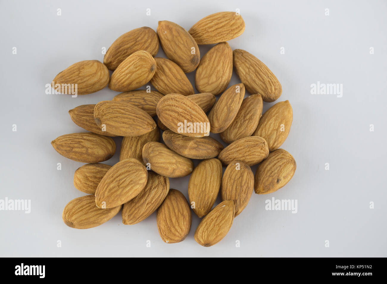Almond su sfondo bianco Foto Stock