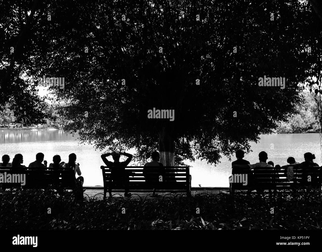 Popolo vietnamita gustano la mattina presto nel quartiere vecchio di Hanoi di fronte al lago Hoan Kiem. Foto Stock