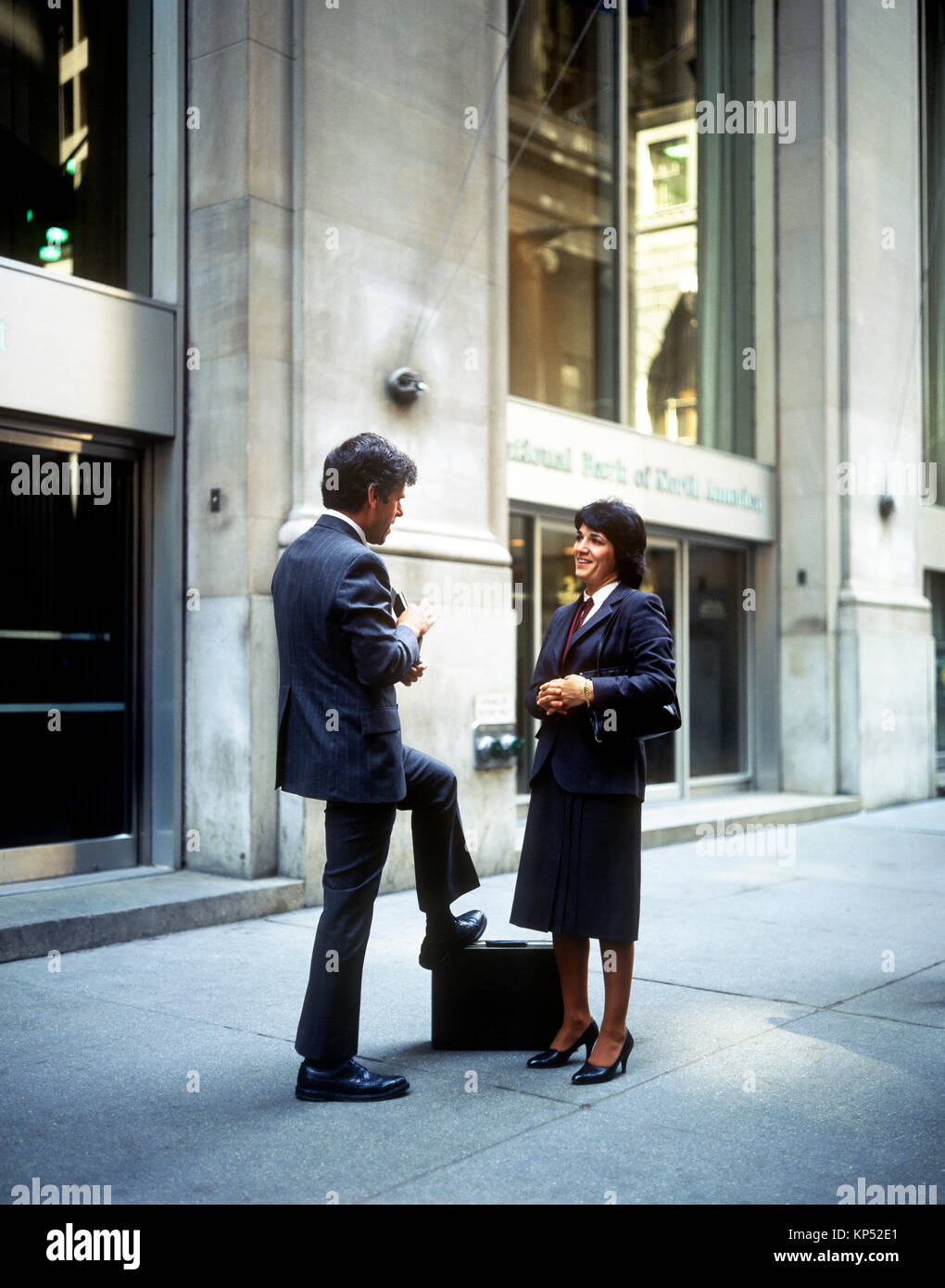 Maggio 1982,New York,dell'imprenditore e imprenditrice chiacchierando,Wall Street,il quartiere finanziario,Lower Manhattan,New York City, NY,NYC,USA, Foto Stock