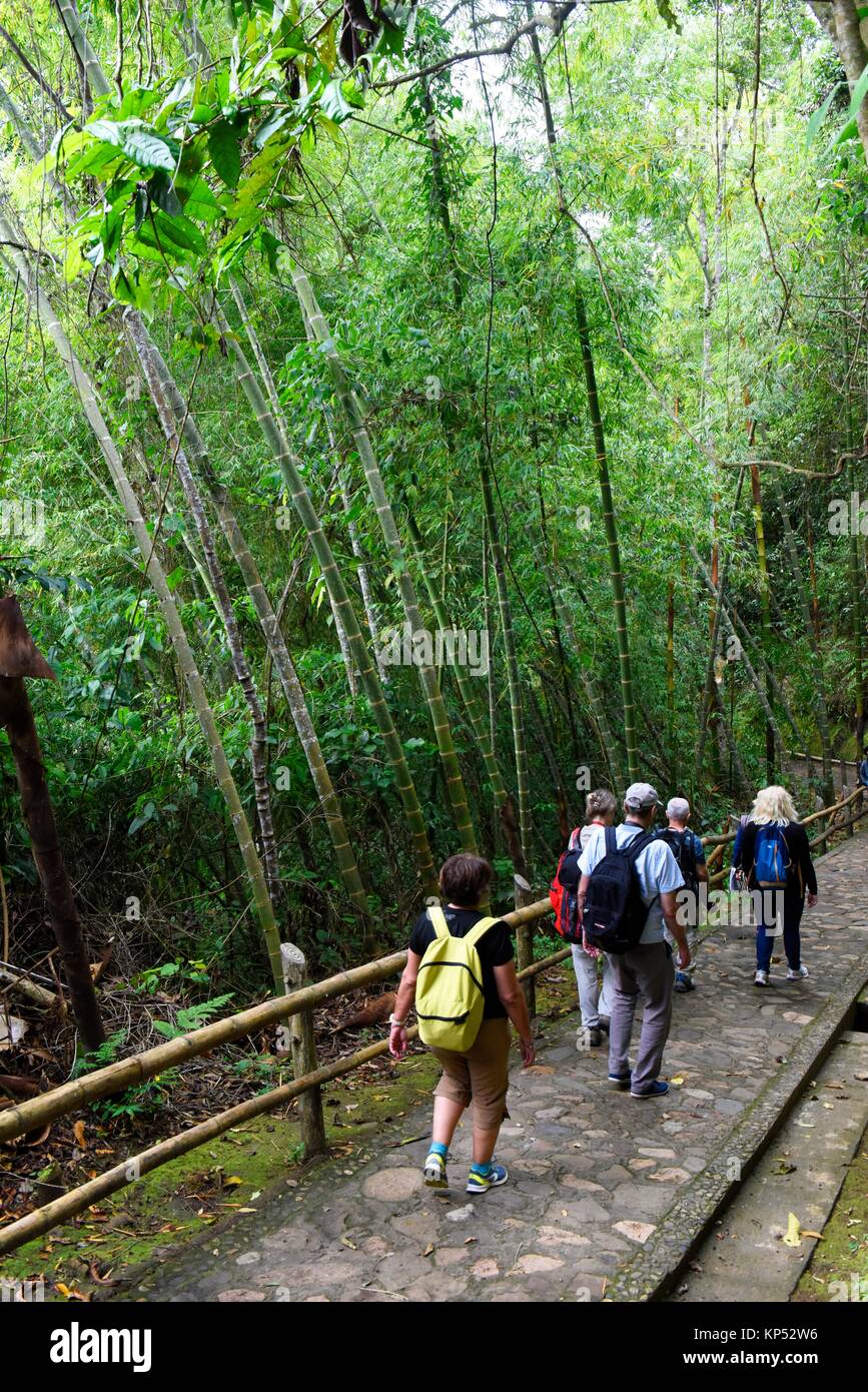 Persone trekking in San Augustin national park, Colombia, America del Sud. Foto Stock
