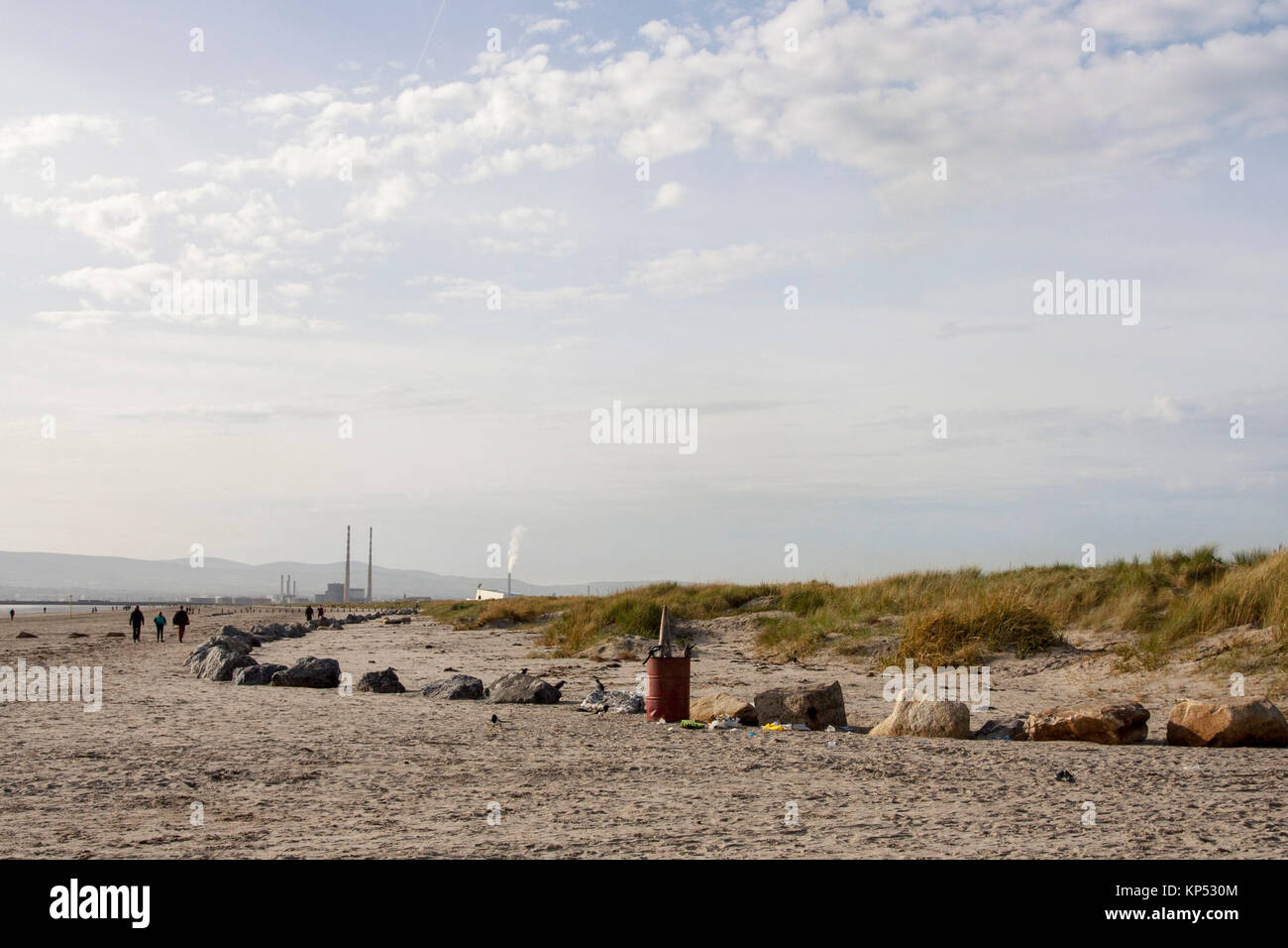 Traboccante di rusty cassone pieno di spazzatura, rifiuti sulla spiaggia, Dollymount Strand, Dublino Irlanda Dublino beach Foto Stock