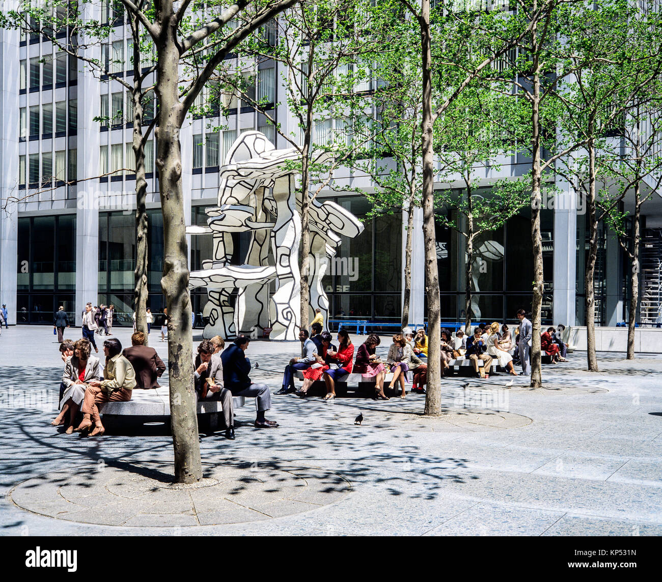 Maggio 1982,New York,persone relax su panche,Chase Manhattan Plaza,gruppo di quattro alberi scultura,Jean Dubuffet 1972,New York City, NY,NYC,USA, Foto Stock