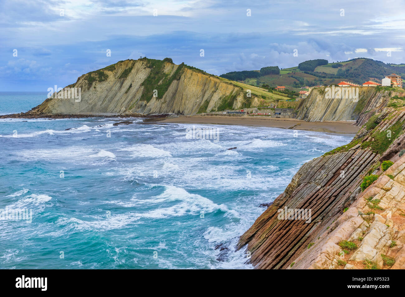 I flysch in Zumaia nella Spiaggia di Itzurun al tramonto nel nord della Spagna, il film location del gioco di Troni Foto Stock