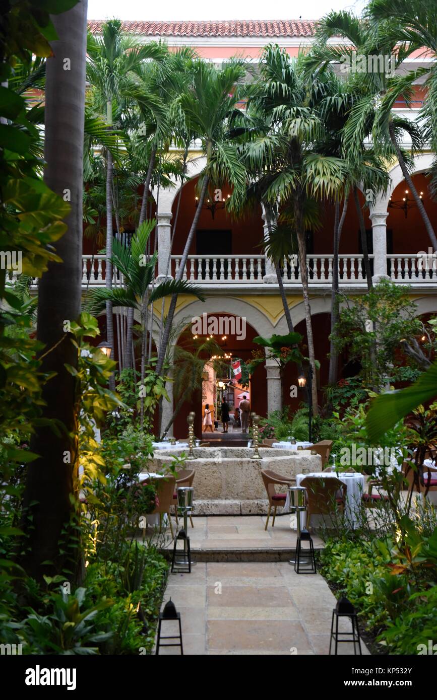 Ex chiostro del convento dal XVII secolo, oggi un hotel di lusso Sofitel Santa Clara nel centro cittadino di città coloniale di Cartagena, Colombia, Sud Foto Stock