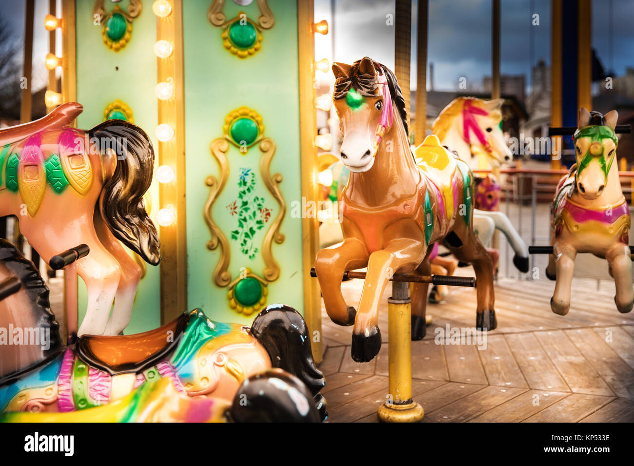 Merry Go Round Giostra cavalli ride presso il parco di divertimenti Foto Stock