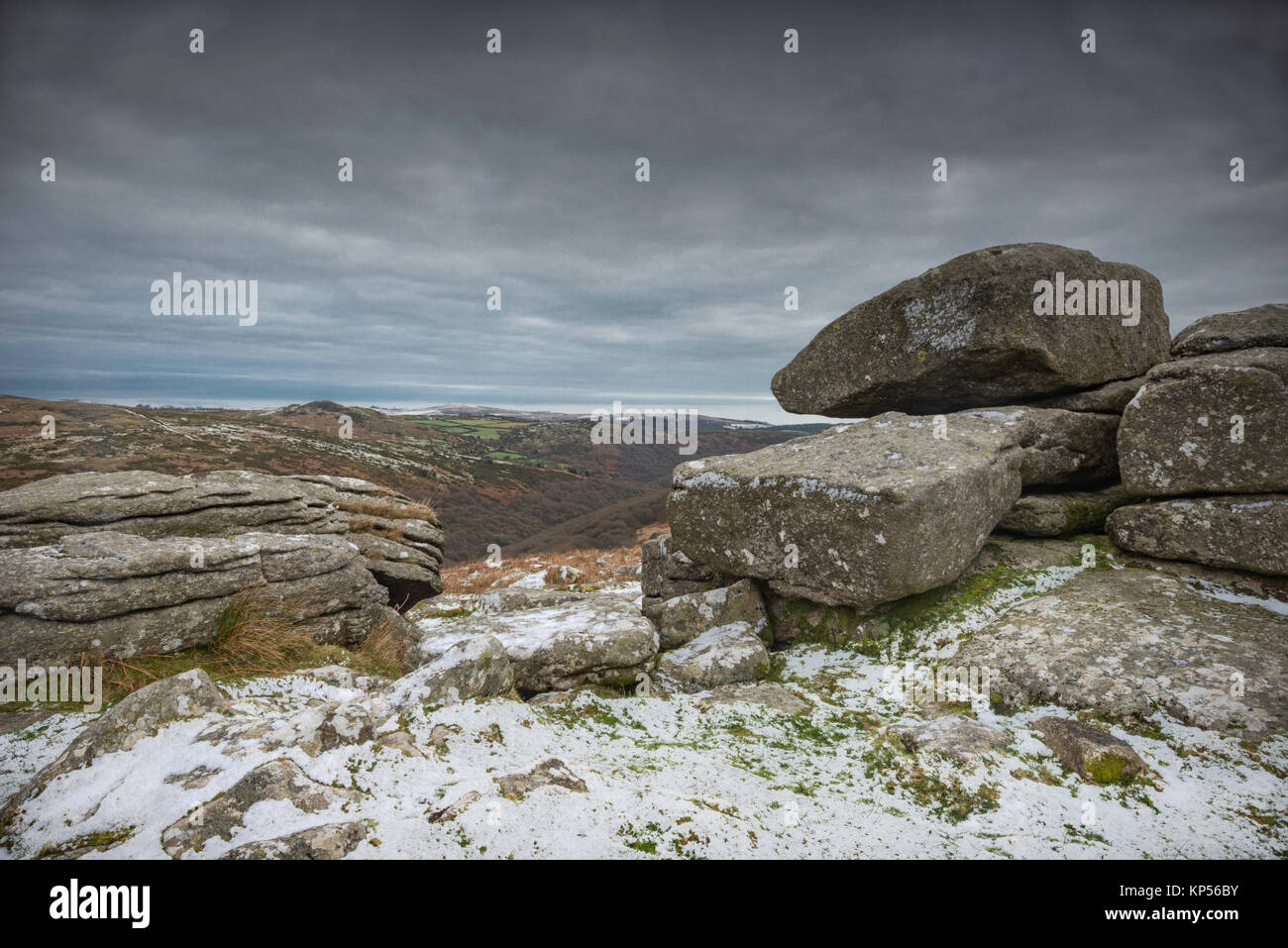 Combestone Tor nella neve su Dartmoor Devon meridionale. Foto Stock