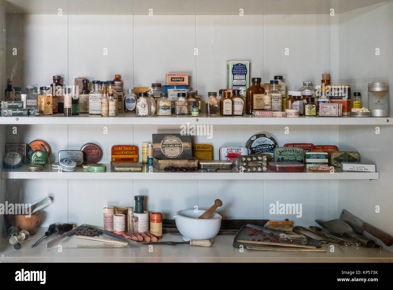 Raccolta di oggetti di antiquariato medica di un farmacista in un museo. Foto Stock