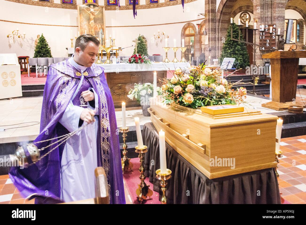 Funerale del sacerdote cattolico immagini e fotografie stock ad alta