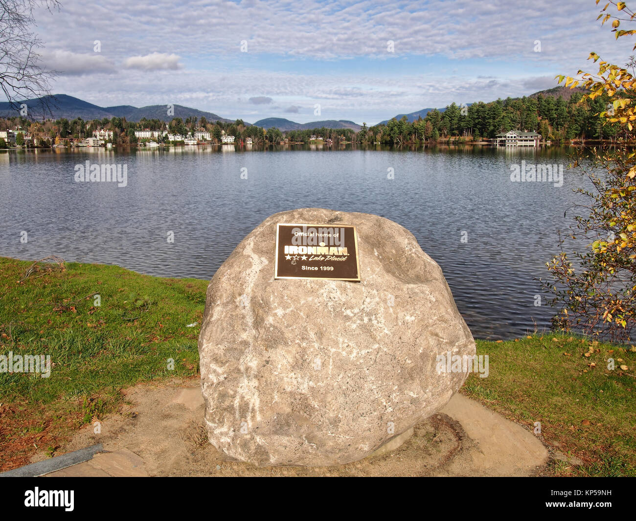 Lake Placid , New York, Stati Uniti d'America. Ottobre 10, 2017. " Home page ufficiale di Ironman Lake Placid' placca sulle rive del lago a specchio in Lake Placid, New York Foto Stock