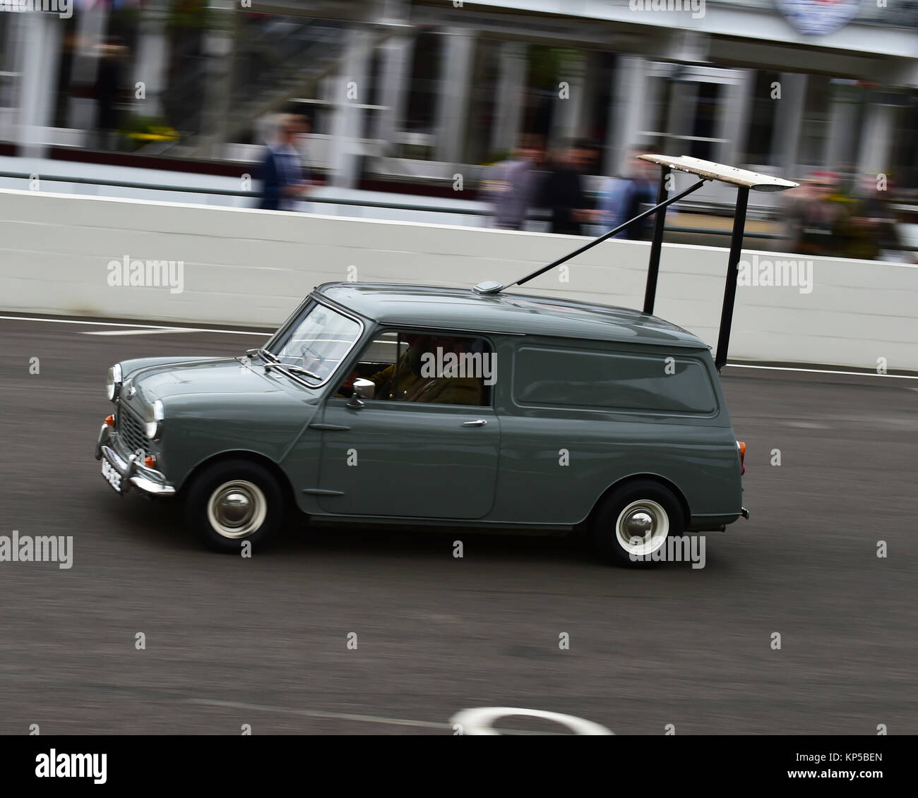 McLaren Mini van, test ala, utilizzato per testare le ali per Can-Am cars, Goodwood, 2015 50's, 60's, 2015, classic cars, intrattenimento, Goodwood, Goodw Foto Stock