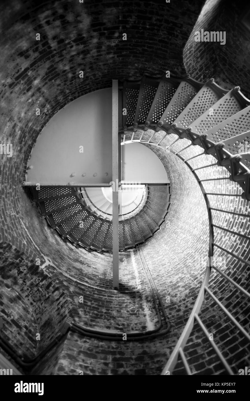 Scala a spirale metallica architettura Mattone di Edificio storico interno Foto Stock