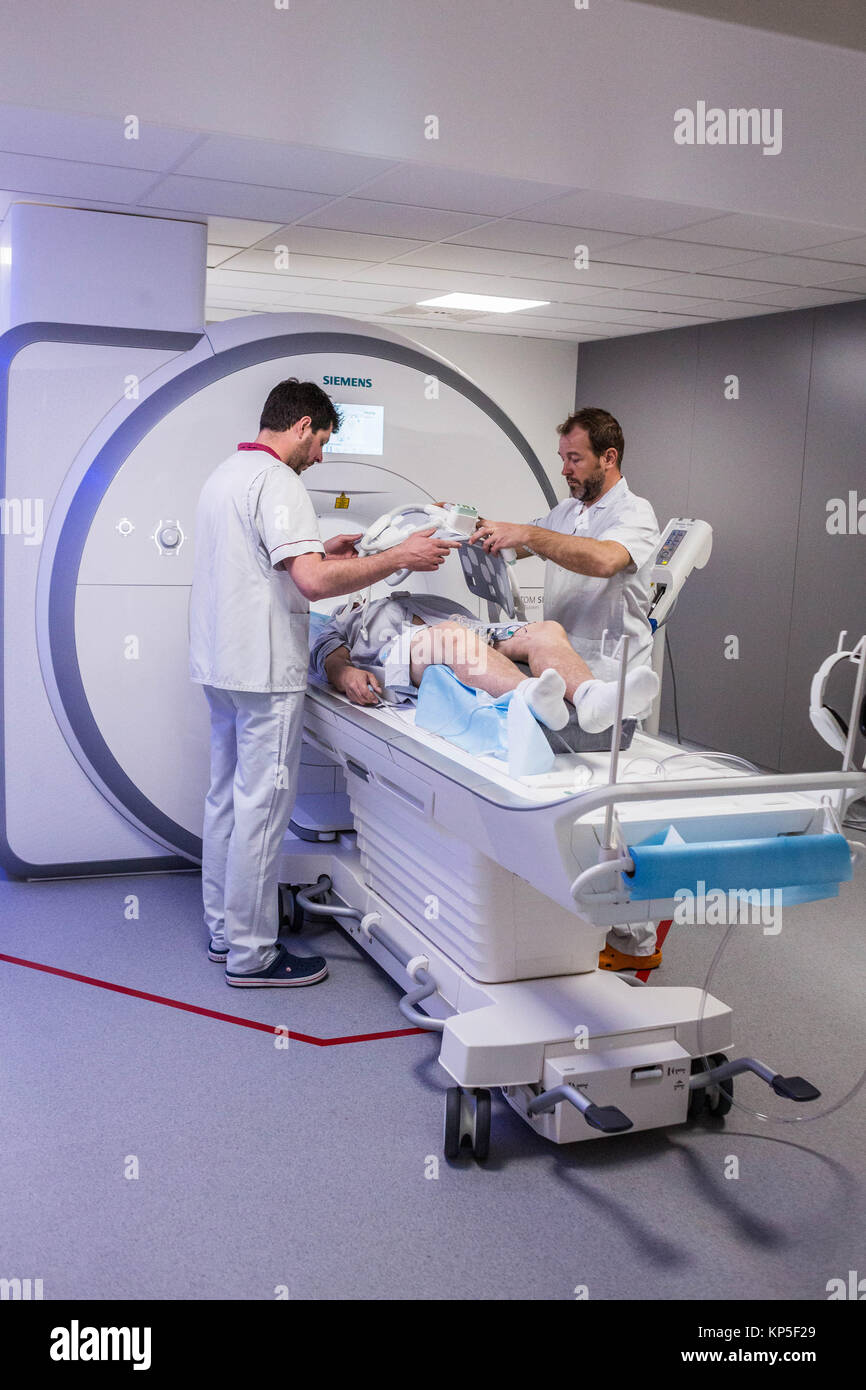Paziente in un imaging a risonanza magnetica (RM) scanner, MRI dell'addome,  Angouleme ospedale, Francia Foto stock - Alamy