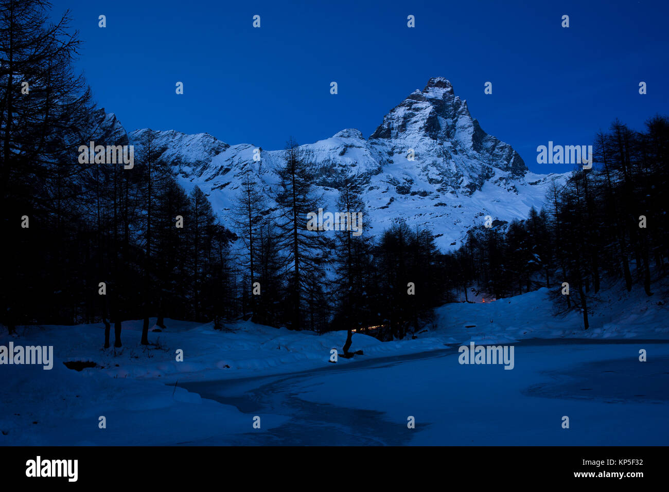 Cervino picco di montagna paesaggio dal Lago Blu in Italia in una notte d'inverno. Foto Stock