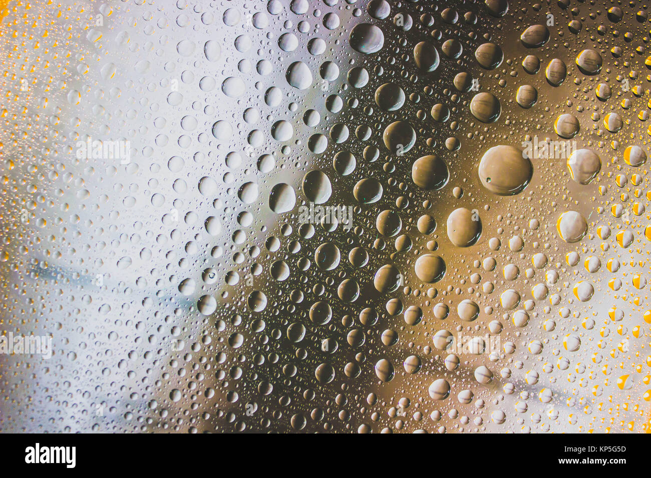 Un contesto unico di gocce sul vetro. Sfondo luminoso di gocce sul vetro  Foto stock - Alamy