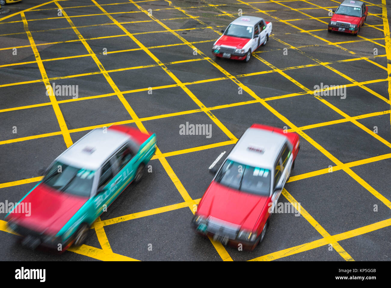 Cars driving attraverso il giallo nessuna area di parcheggio su strada asfaltata,Cina. Foto Stock