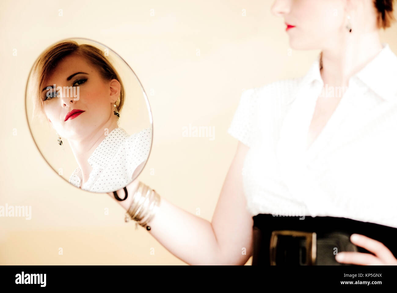 Spiegelbild einer jungen, attraktiven Frau - giovani, donna attraente in uno specchio Foto Stock