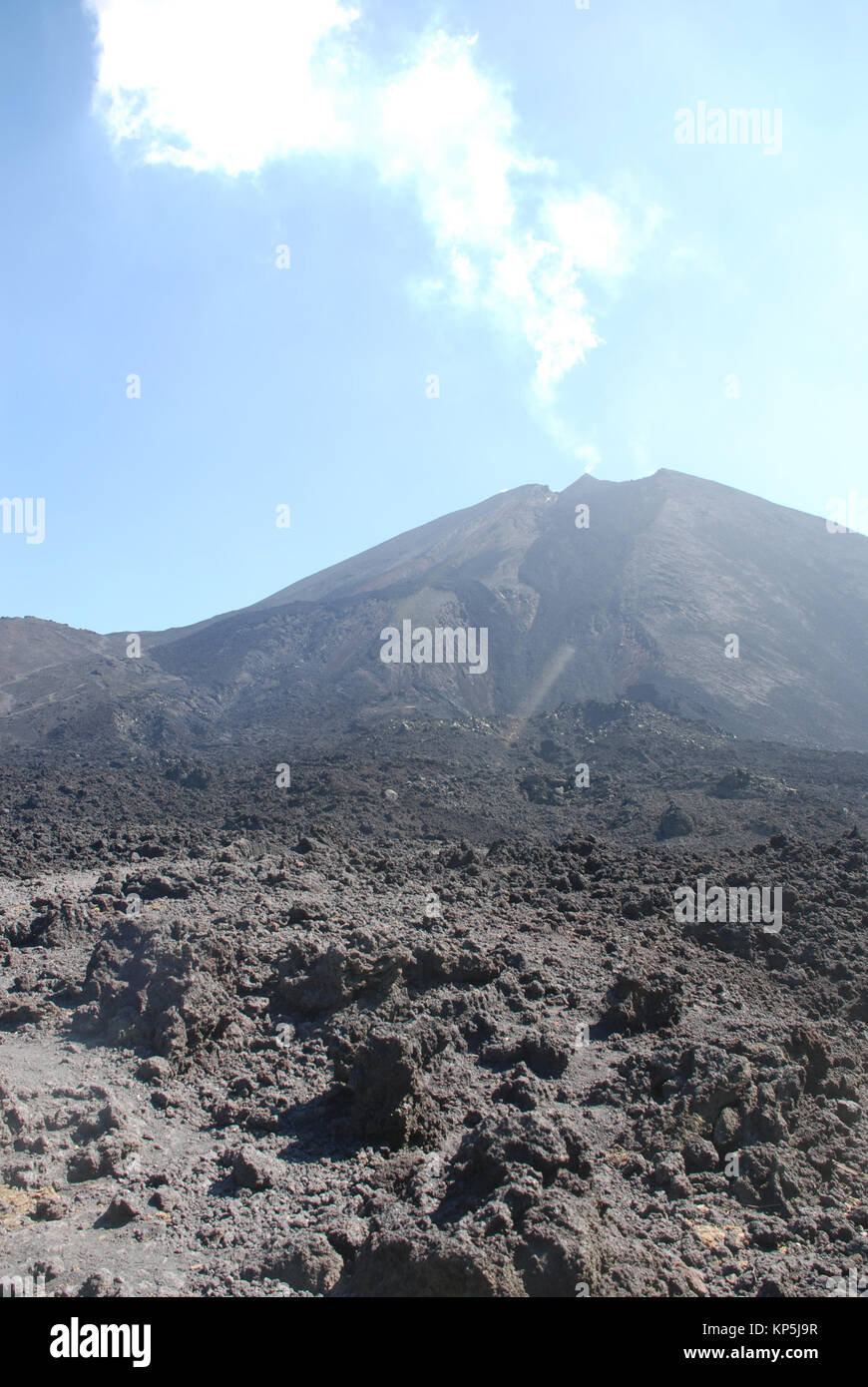 Il campo di lava sotto il vulcano attivo di Pacaya in Guatemala Foto Stock