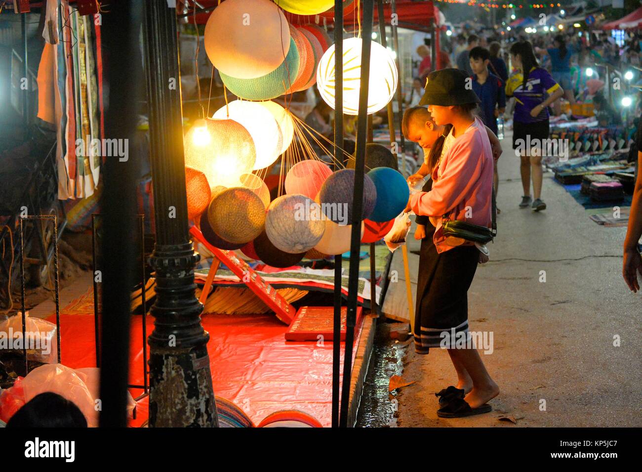 Notte di mercato,Luang Prabang,Laos,Asia sud-orientale. Foto Stock
