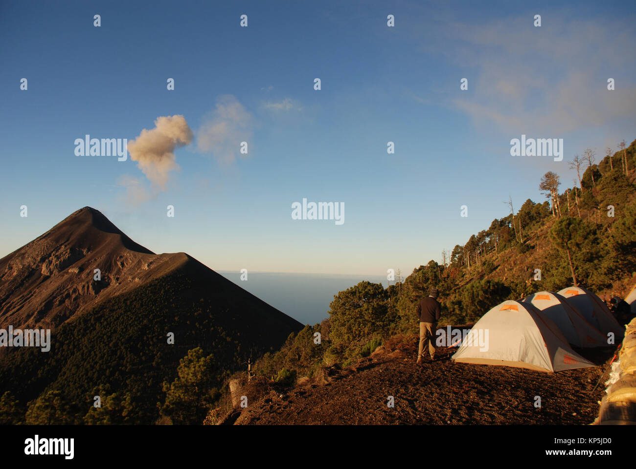 Il trekking guarda una eruzione del vulcano Fuego da un high camp sul vulcano Acatenango in Guatemala Foto Stock