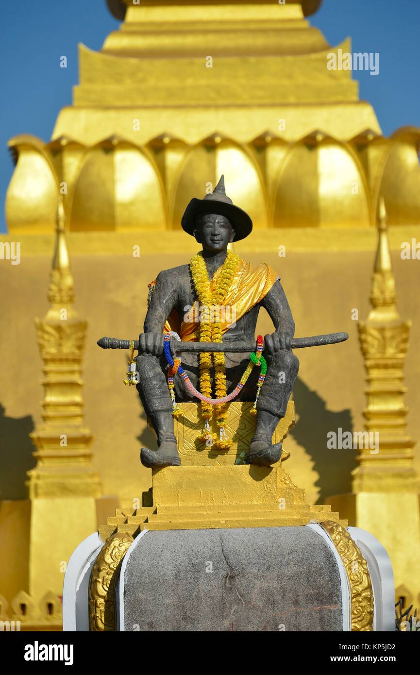 Statua di re Setthathirat in Pha That Luang temple,Vientiane,Laos,Asia sud-orientale. Foto Stock
