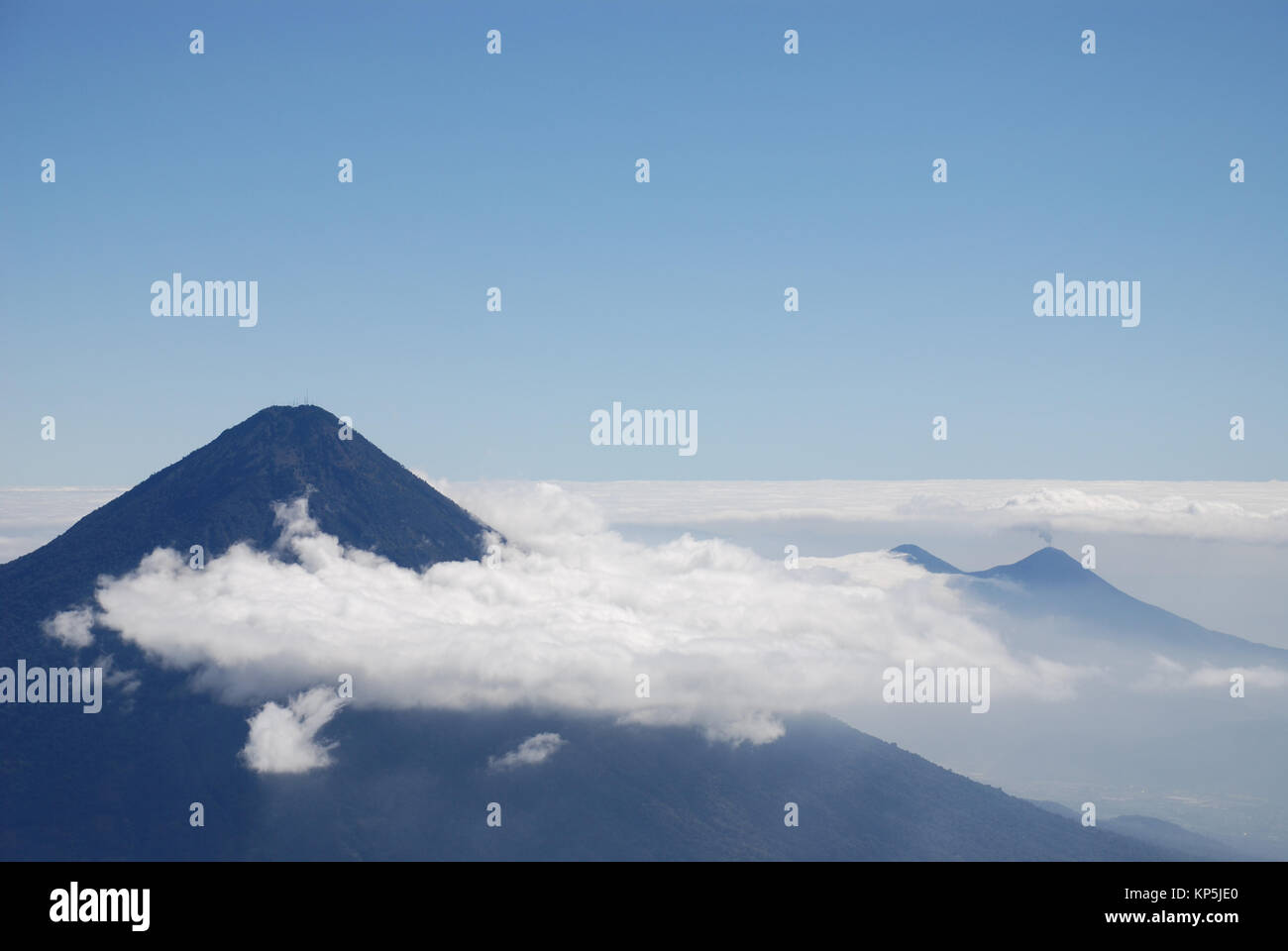 Alba sul vulcano agua in Guatemala Pacaya eruzione vulcanica in background Foto Stock