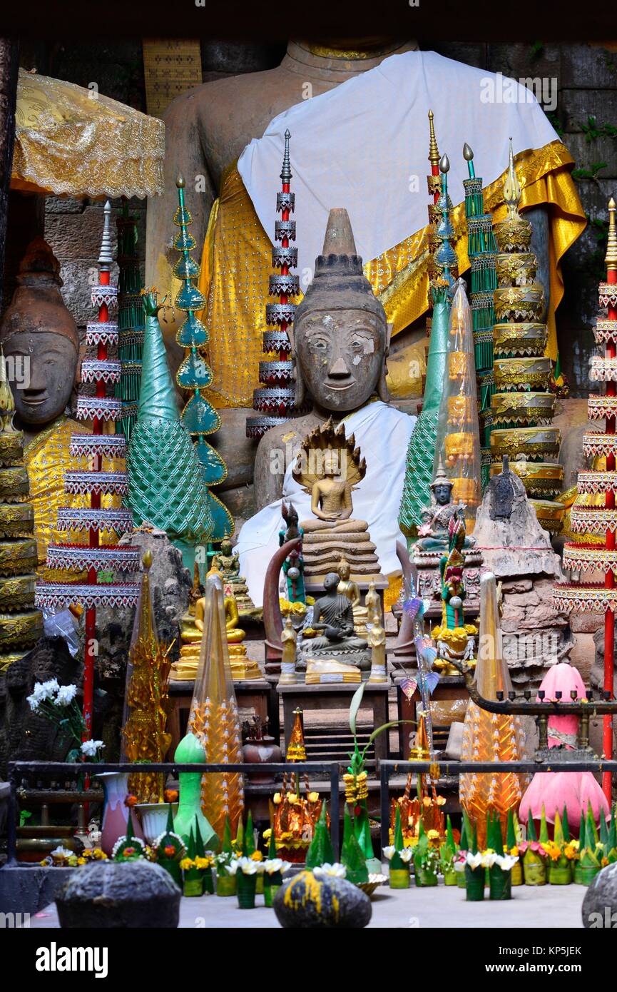Un santuario buddista all'interno di Wat Phu,una rovina il Khmer Tempio Hindu di Champassak, sud Laos,Asia sud-orientale. Foto Stock