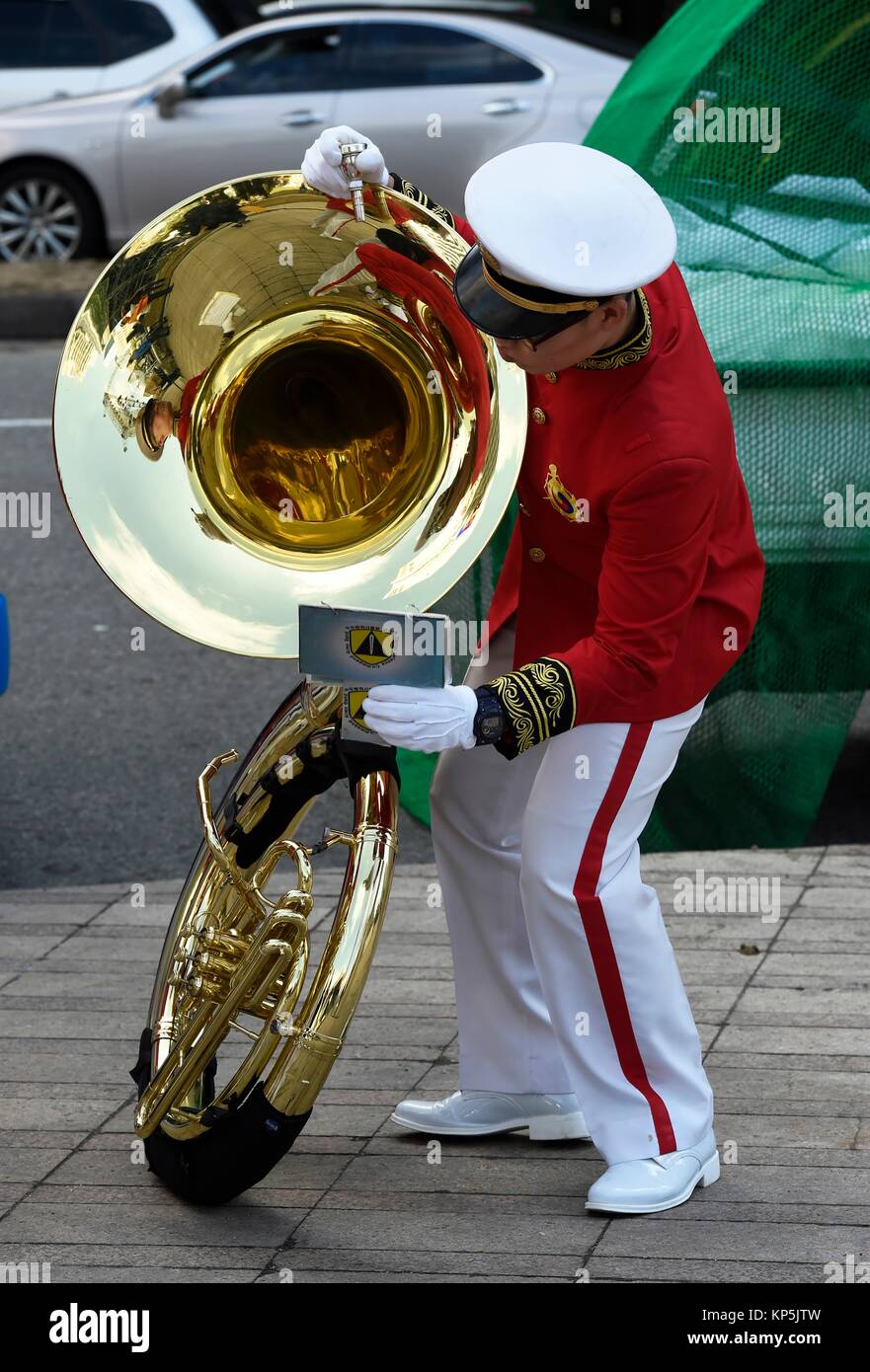 Uomo militare in uniforme tenendo sousaphone a Seul, Corea del Sud. Foto Stock