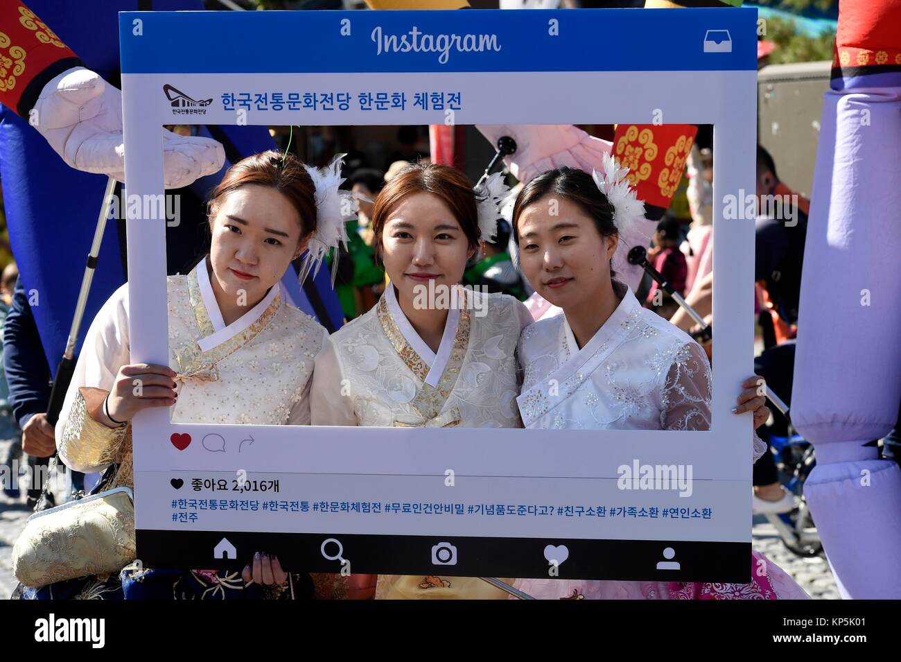 Donne in costume tradizionale in Jeonju, Corea del Sud. Foto Stock