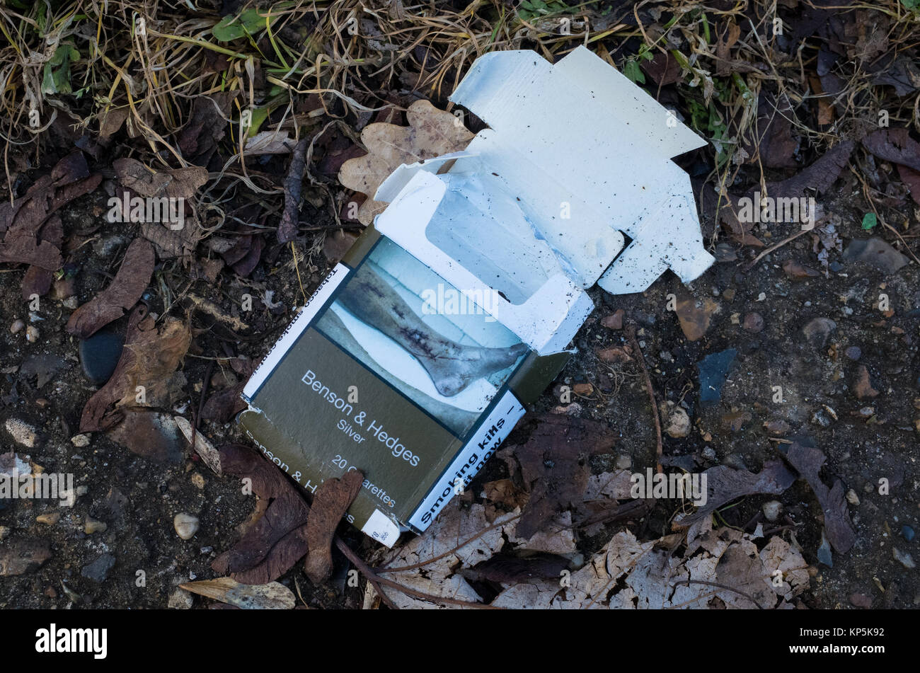 Scartato Benson e siepi di sigarette con casella di avviso sulla salute foto Foto Stock