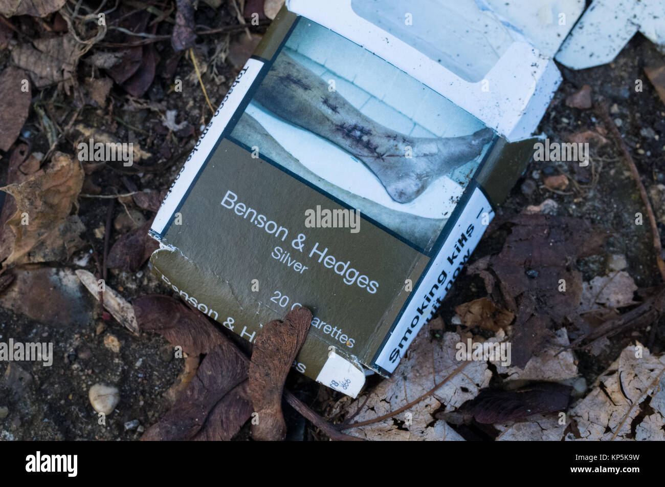 Scartato Benson e siepi di sigarette con casella di avviso sulla salute foto Foto Stock