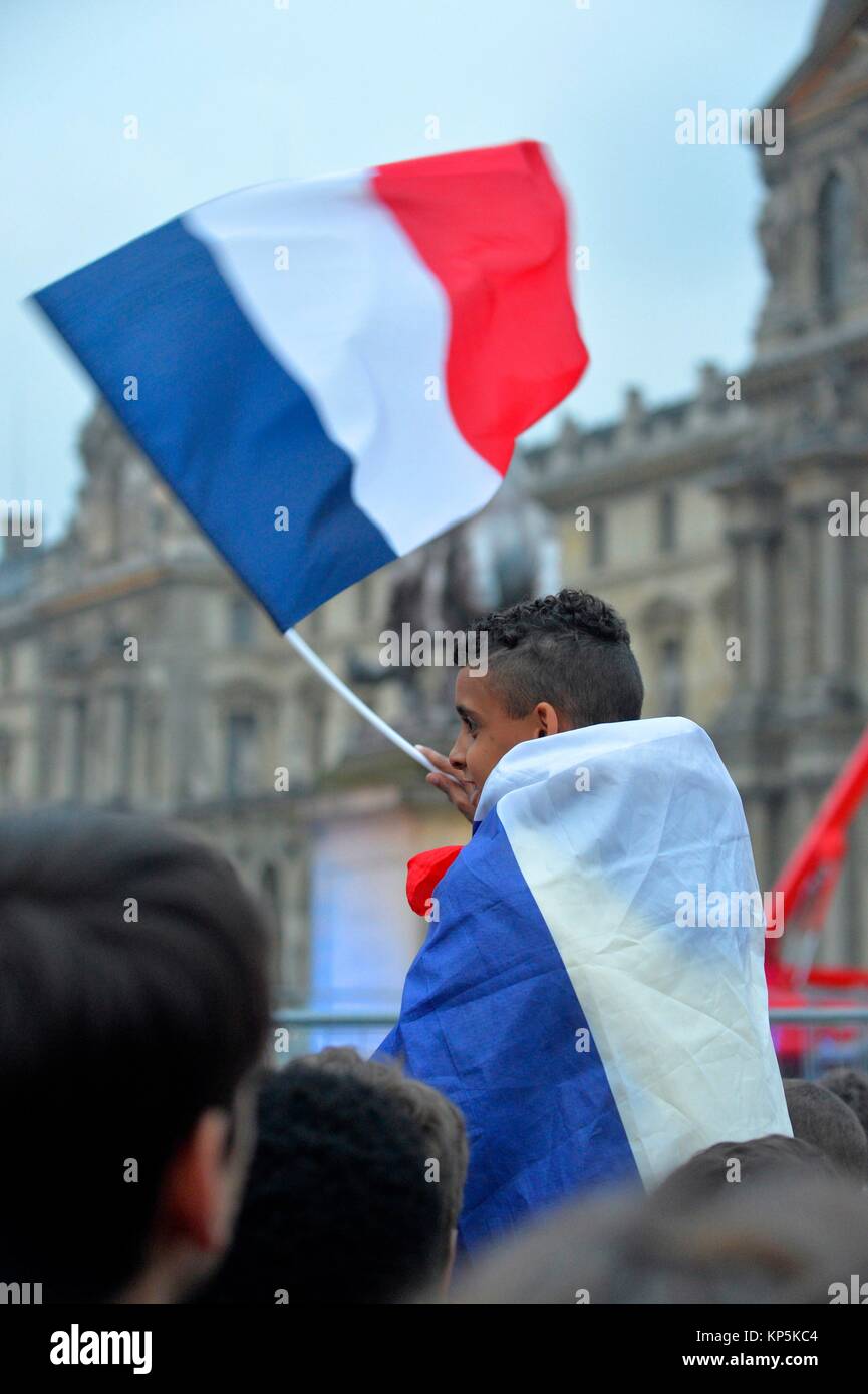Macron sostenitori celebrare la sua vittoria al di fuori del museo del Louvre a Parigi, Francia. Foto Stock