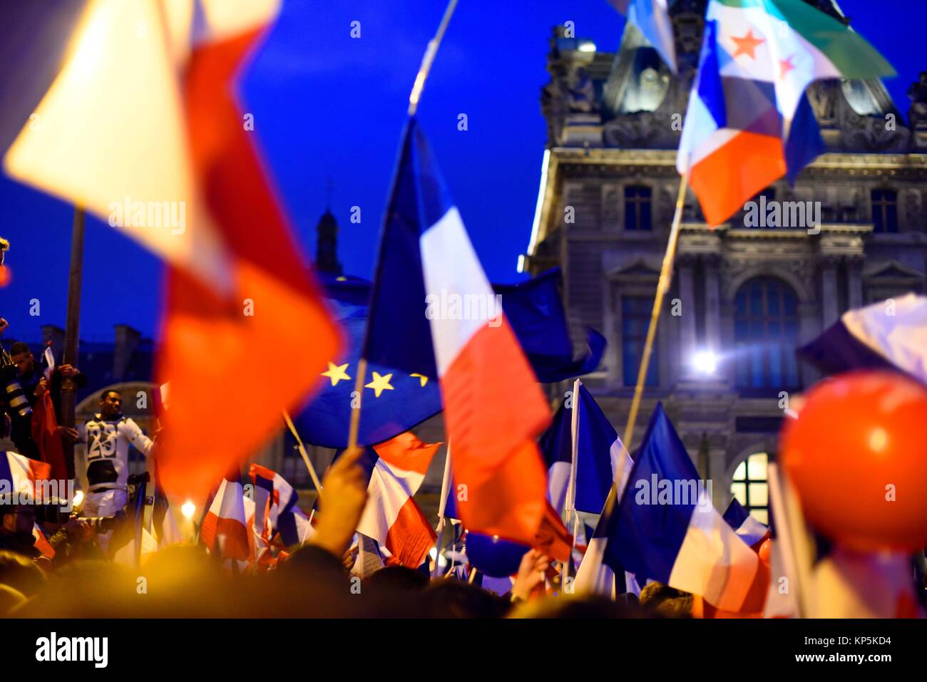Macron sostenitori celebrare la sua vittoria al di fuori del museo del Louvre a Parigi, Francia. Foto Stock