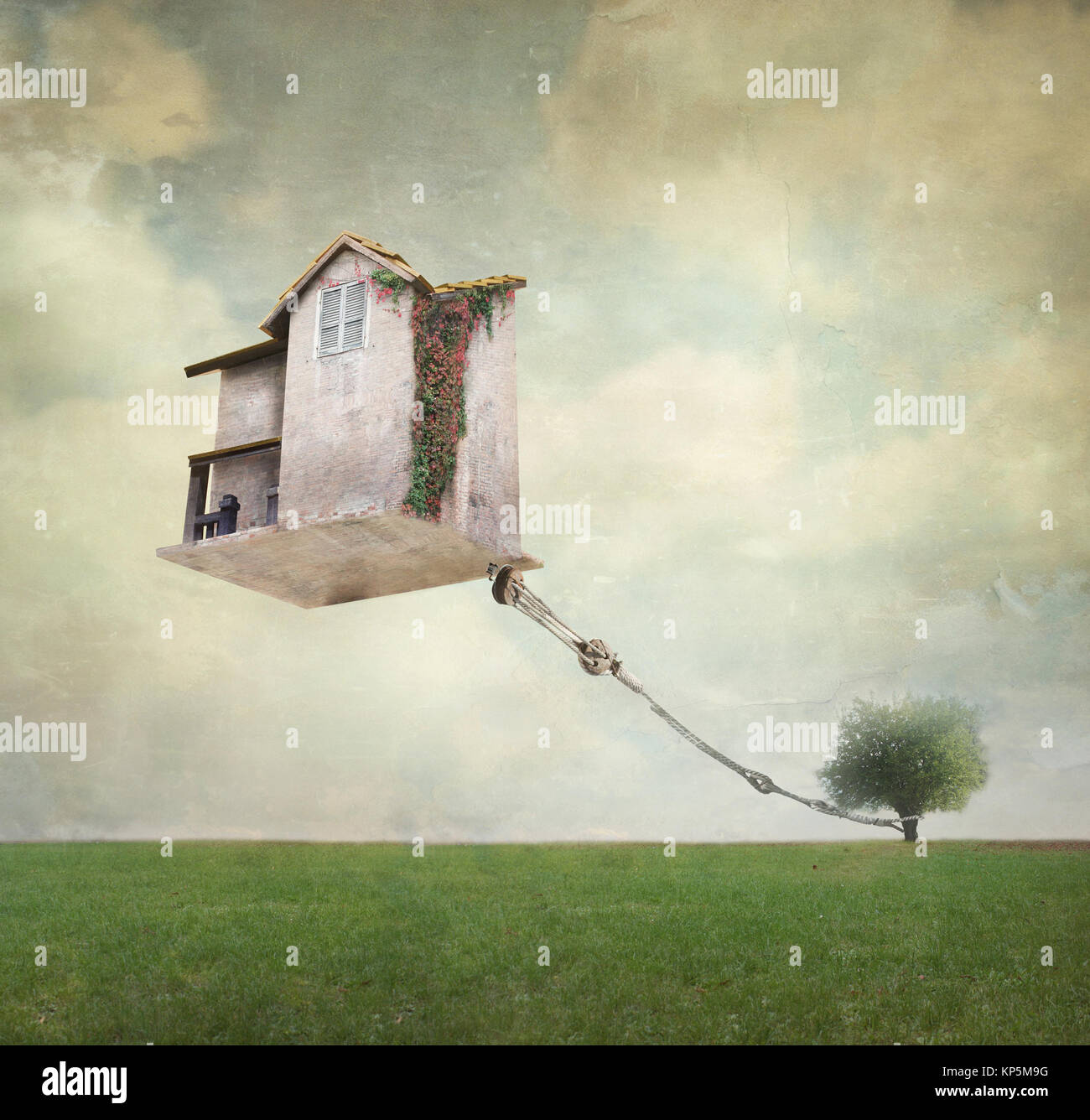 Immagine artistica che rappresenta una casa galleggianti in aria legata a una corda per l'albero in un surreale sfondo vintage Foto Stock