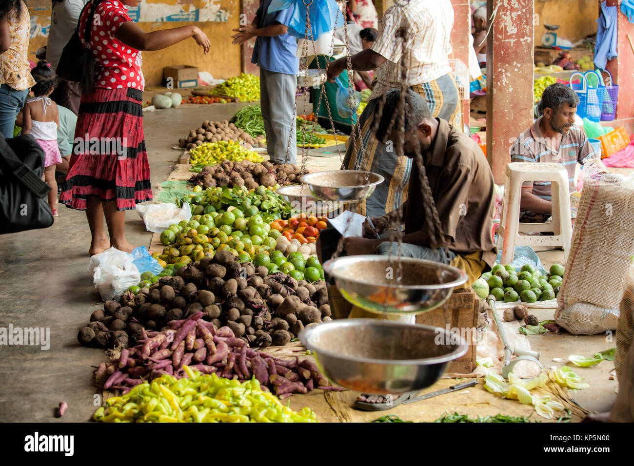 Le persone al mercato coperto di Trincomalee nello Sri Lanka Foto Stock