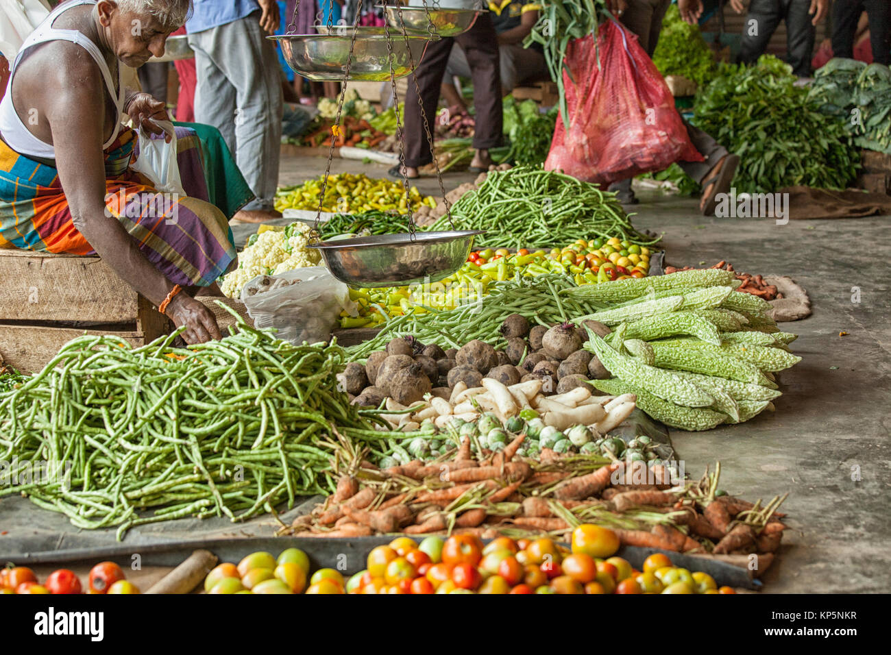 Le persone al mercato coperto di Trincomalee nello Sri Lanka Foto Stock