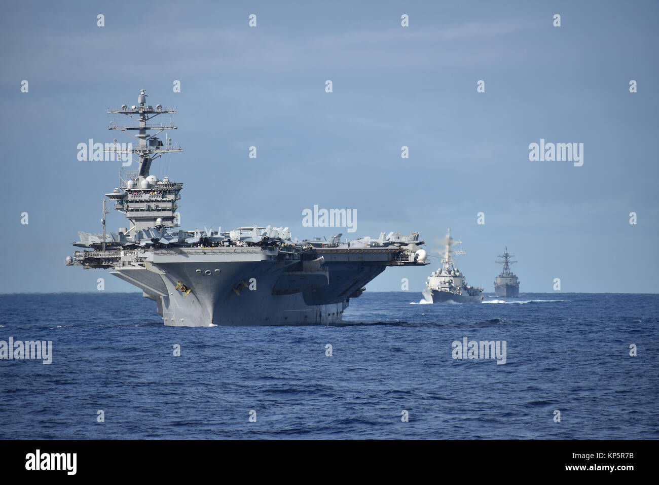 Gli Stati Uniti Nimitz Navy-class portaerei USS Nimitz cuoce a vapore in formazione con gli Stati Uniti Nav navi durante un'aria di dimostrazione di potenza 1 dicembre 2017 nell'Oceano Pacifico. (Foto di Giacobbe M. Milham via Planetpix) Foto Stock