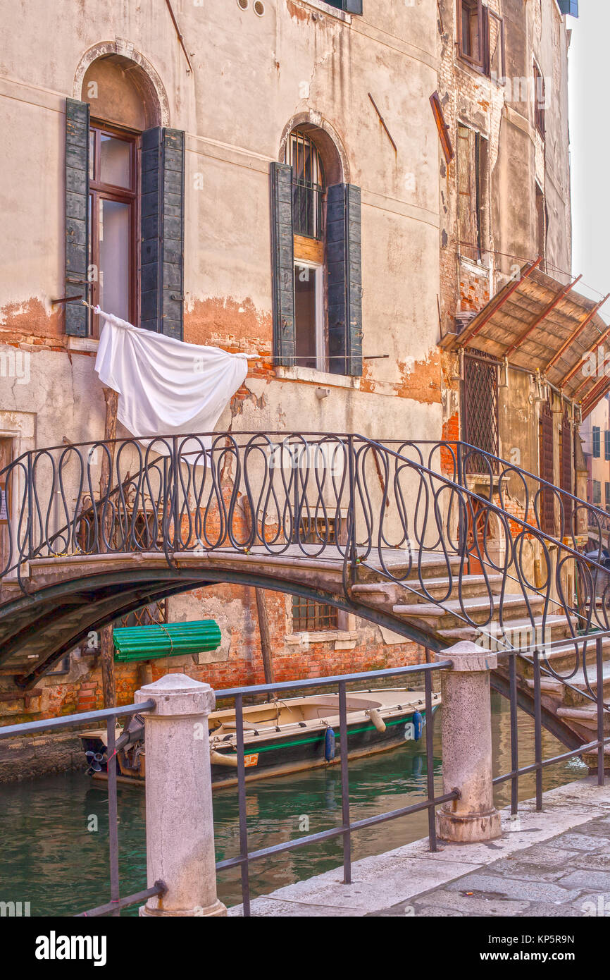 Ponte a un piccolo canale di Venezia Foto Stock