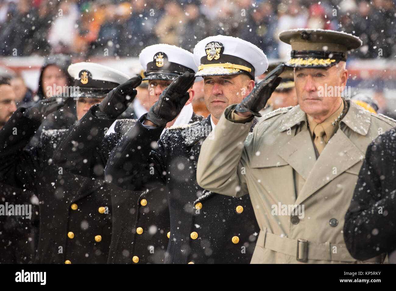 Stati Uniti Accademia navale il comando Master Chief Jeffrey Kirby (sinistra), U.S. Navy Master Chief Petty Officer Steven Giordano, U.S. Capo di operazioni navali di John Richardson, E DEGLI STATI UNITI Comune di capi di Stato Maggiore Presidente Giuseppe Dunford salute durante l'inno nazionale presso l'U.S. Esercito Accademia Militare di West Point cavalieri neri contro STATI UNITI Accademia Navale della Marina Militare aspiranti guardiamarina del gioco del calcio presso il Lincoln Financial Field Dicembre 9, 2017 a Philadelphia, Pennsylvania. (Foto di Nathan Laird via Planetpix) Foto Stock