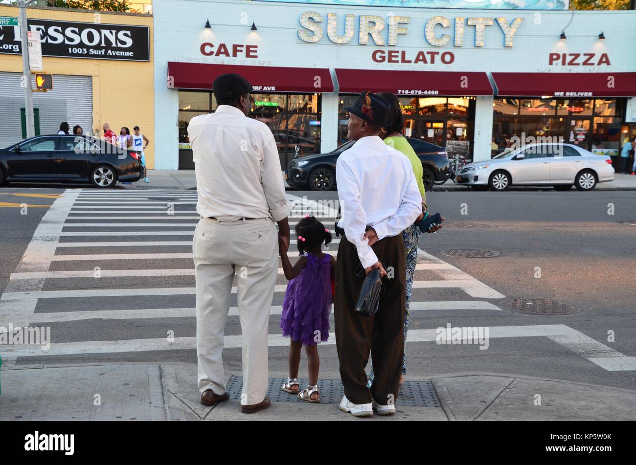 Famiglia nero in attesa di attraversare una Coney island street brooklyn estate 2017 Foto Stock
