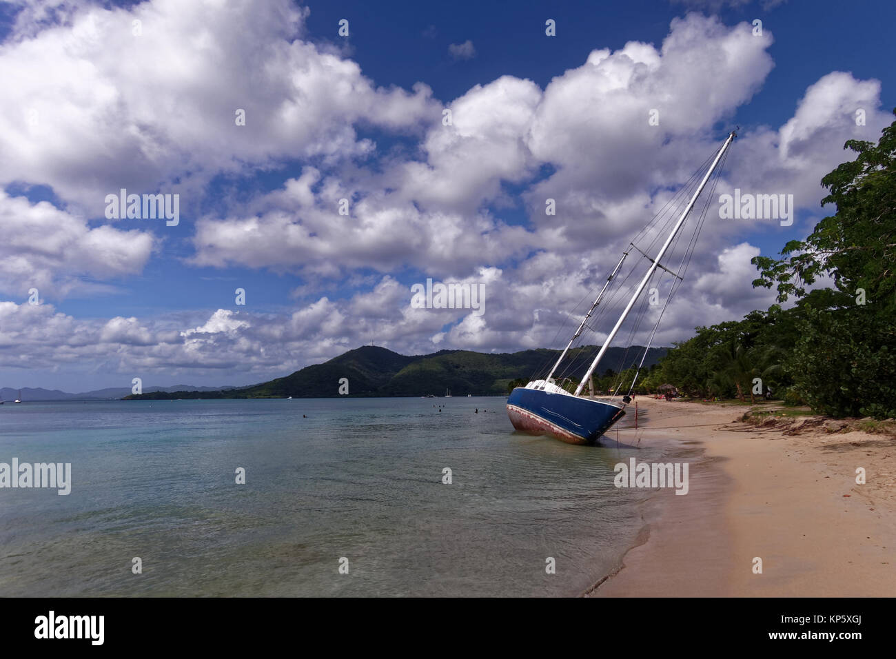 Imbarcazione dotata di messa a terra in Sainte Anne Isola dopo Maria Hurricane - Martinica - FWI Foto Stock